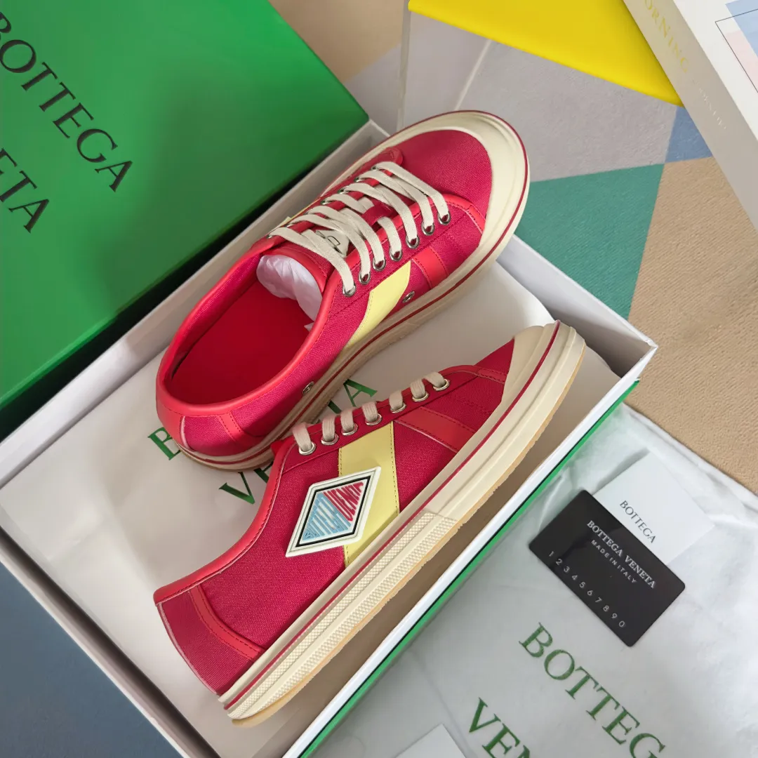 Top version: Couple model 560💰 Bottega Veneta Bottega Veneta BV’s latest Eliot series retro basketball shoes casual sports canvas shoes Bottega Veneta 2025 spring and summer show new shoes Eliot is on the market. Inspired by retro basketball sneakers, the color combination highlights youthful vitality and perfectly interprets the theme of youth and childlike innocence. The details are also very particular. The summer canvas brings excellent durability and comfort. Designs such as calfskin trim, rubber toe caps and hand-painted retro red lines are full of retro feel. The round toe and convex sole add a modern feel. Exquisite packaging at the delivery counter🛍📦 ▪️Fabrics: Original customized high-density canvas + cowhide ▪️Inner lining: Original customized breathable canvas ▪️Sole: Original open-molded anti-slip TPU material ▪️Sole thickness: 3CM ▪️Size: Women’s 35-41 / [Men’s 39-45 pre-sale]